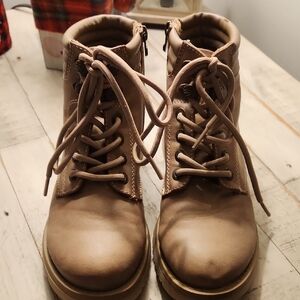 Stylish Women's Lace-Up Boots in Tan